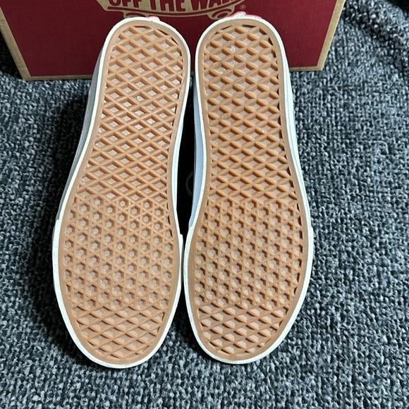 I am selling a pair of Vans shoes. - Picture 4 of 7